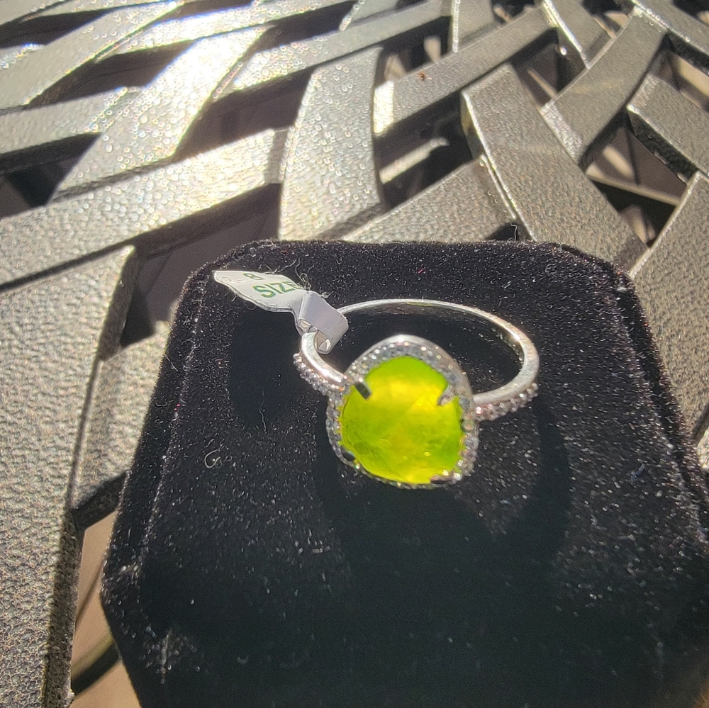 Bomb party bright green stone ring size 8